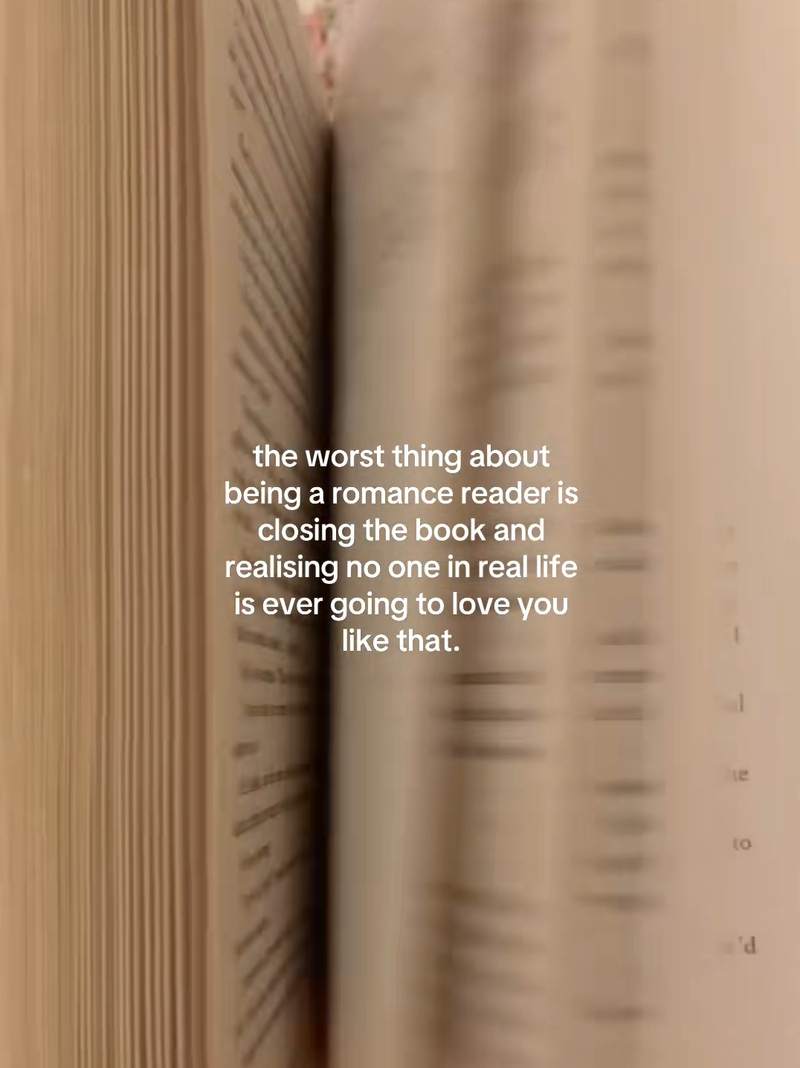 Image de&nbsp;: Publication TikTok de @rosiebookgarden (500k likes) -- « Le pire quand on lit de la romance, c'est de refermer le livre et de réaliser que personne dans la vraie vie ne vous aimera jamais comme ça. »